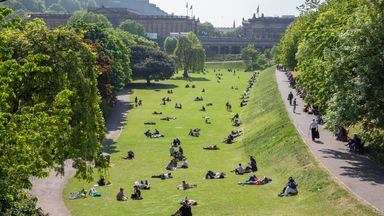 Edinburgh, Scotland - May 24, 2018: Princes Street Gardens with recreating people sitting and lying in the grass (Edinburgh, Scotland - May 24, 2018: Princes Street Gardens with recreating people sitting and lying in the grass, ASCII, 114 components, 